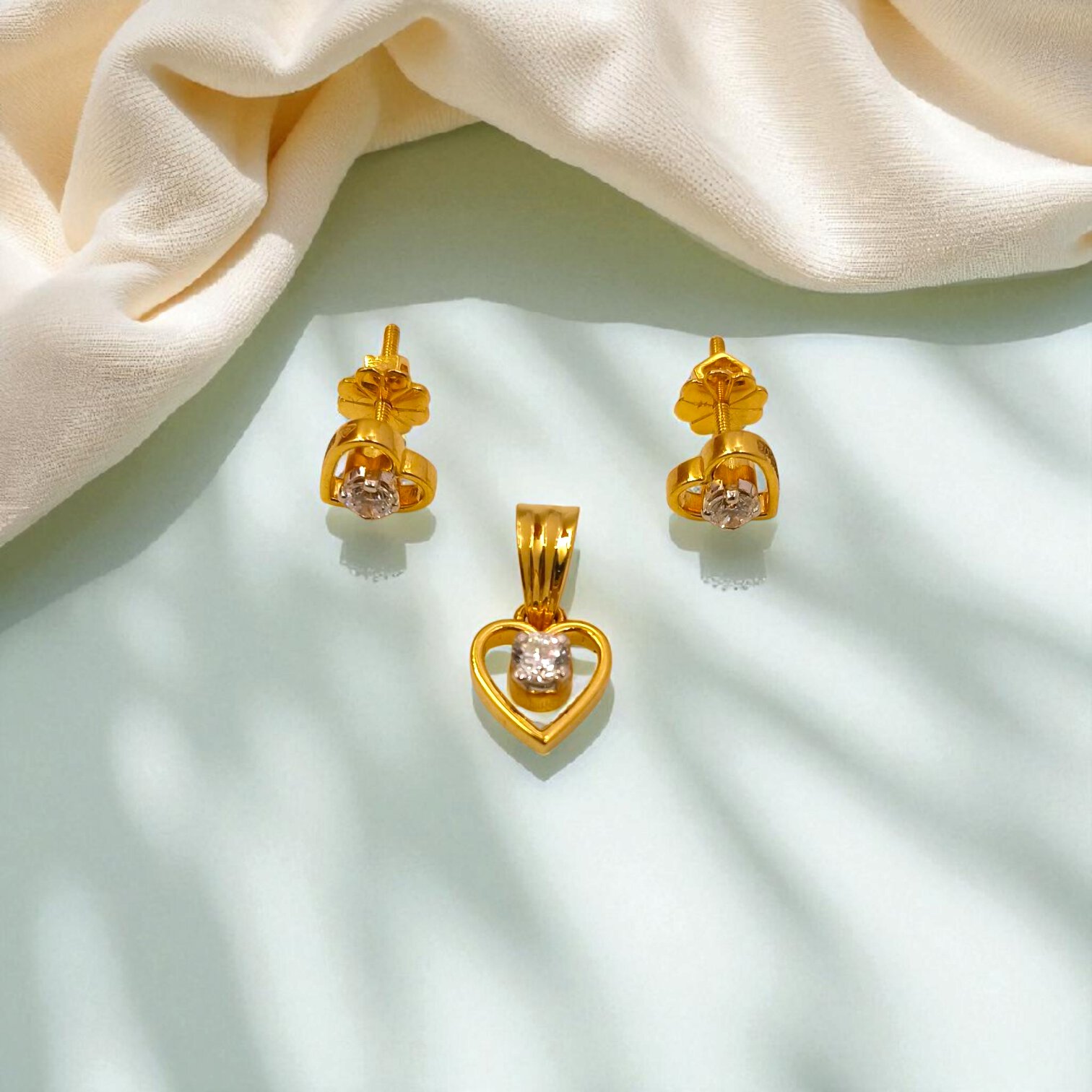 Lustrous Heart Gold Pendant Set